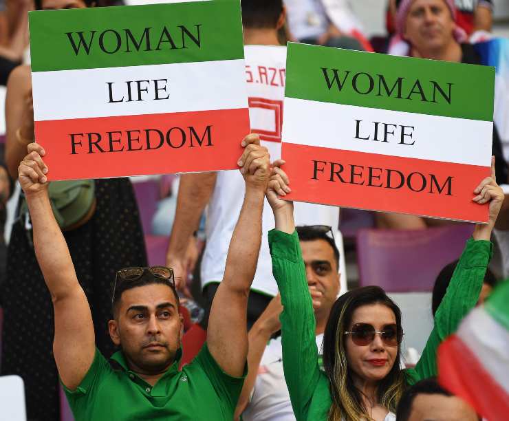 Tifosi dell'Iran con lo slogan "Women, Life, Freedom" 