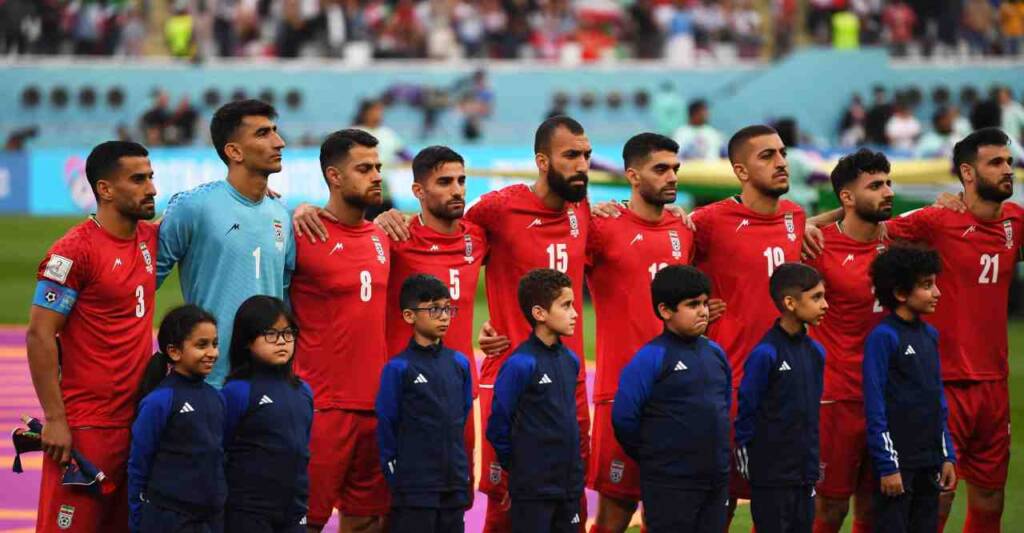 I calciatori dell'Iran durante il proprio inno