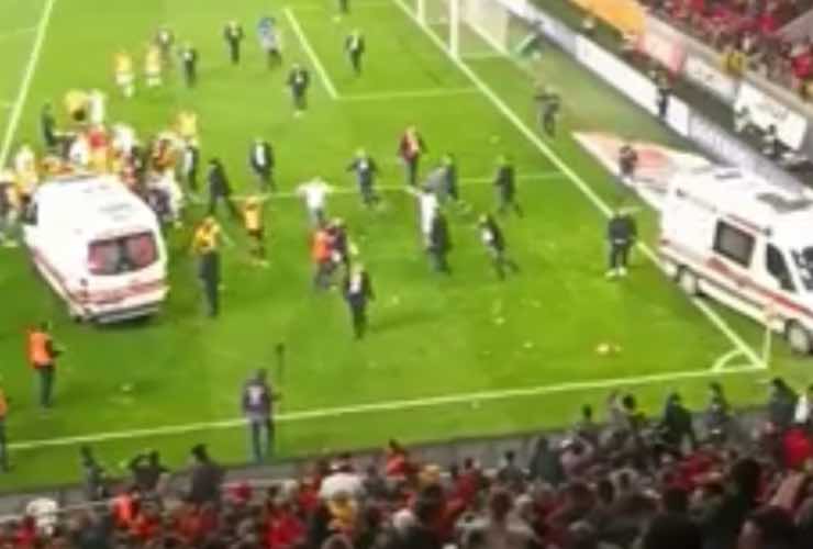 Turchia tifoso colpisce portiere con palo bandierina 