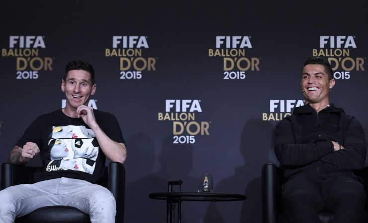 Messi e Cristiano Ronaldo inscenano la partita a scacchi tra Magnus e Hikaru