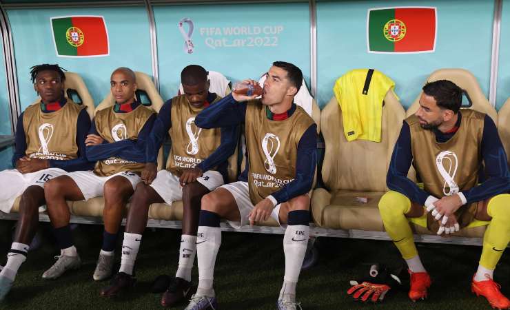 Cristiano Ronaldo in panchina, assieme ai suoi compagni