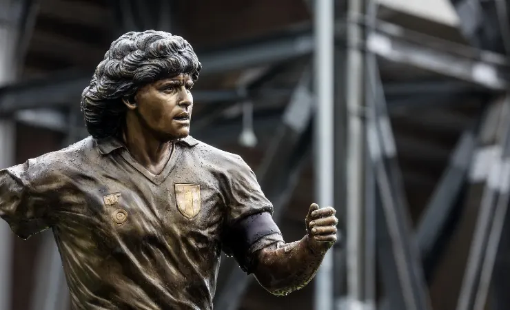 Il Comune di Napoli rispedisce all'artista la statua di Maradona