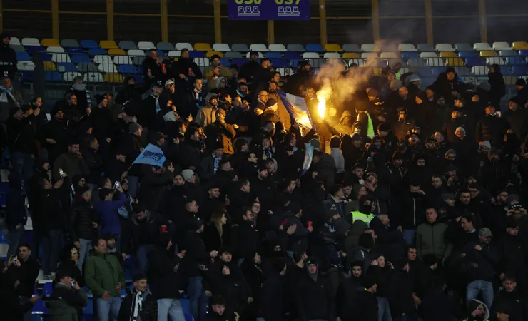 Tifosi della Lazio lanciano petardi 