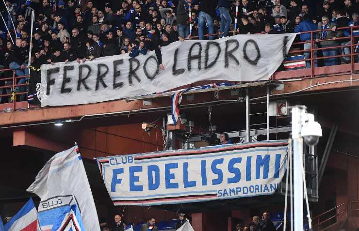 I tifosi della Sampdoria contro Ferrero. (ansa-tvplay) 20230727