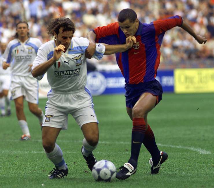 Colonnese contrasta Rivaldo in un Lazio-Barcellona della stagione 2000-01. (ansa-tvplay) 