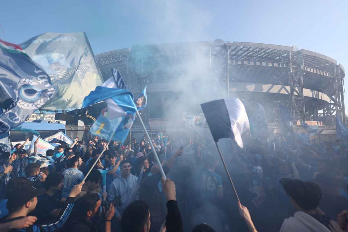 Tifosi Napoli stadio Maradona