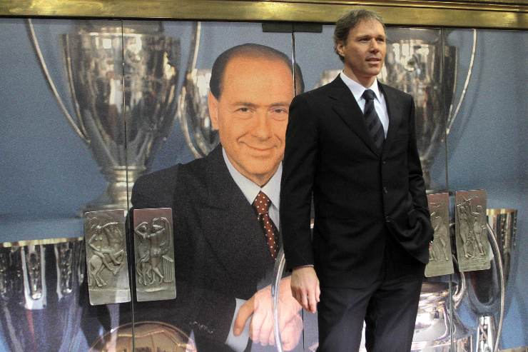 Marco Van Basten e Silvio Berlusconi. (ansa-tvplay)