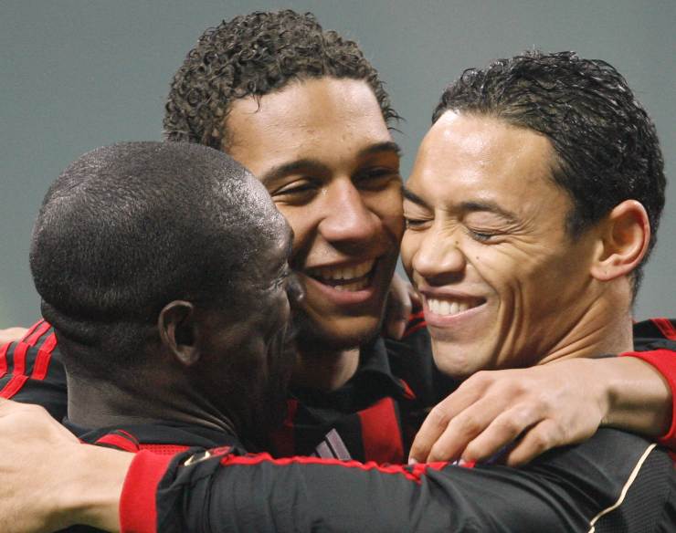 Pierre-Emerick Aubameyang con Clarence Seedorf e Ricardo Oliveira. (ansa-tvplay) 