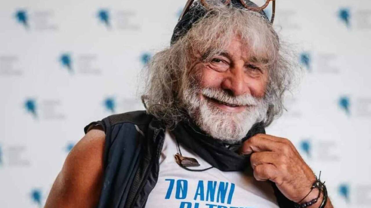 Mauro Corona senza barba, capelli corti e in smoking: l'inedito