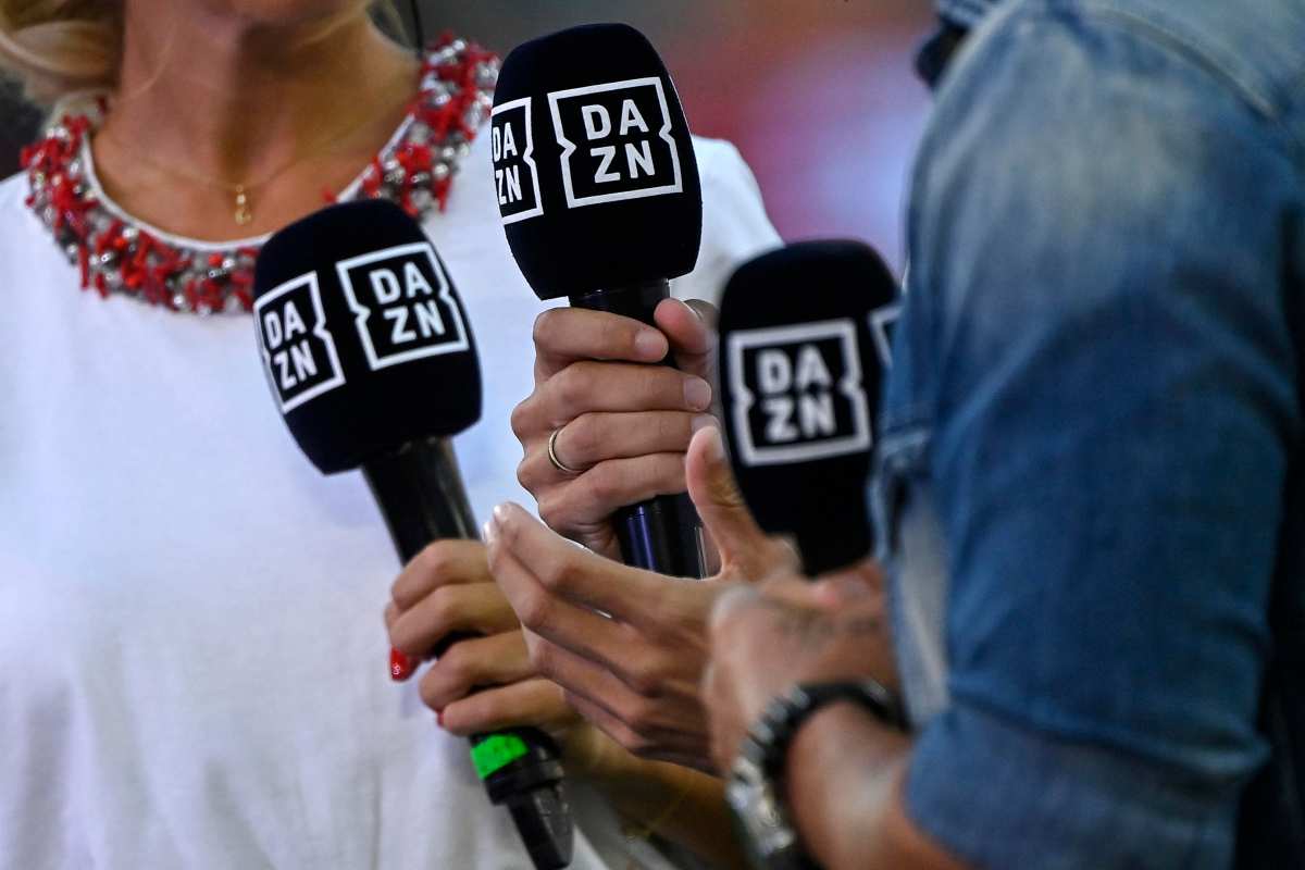 Microfoni Dazn prima di una gara 