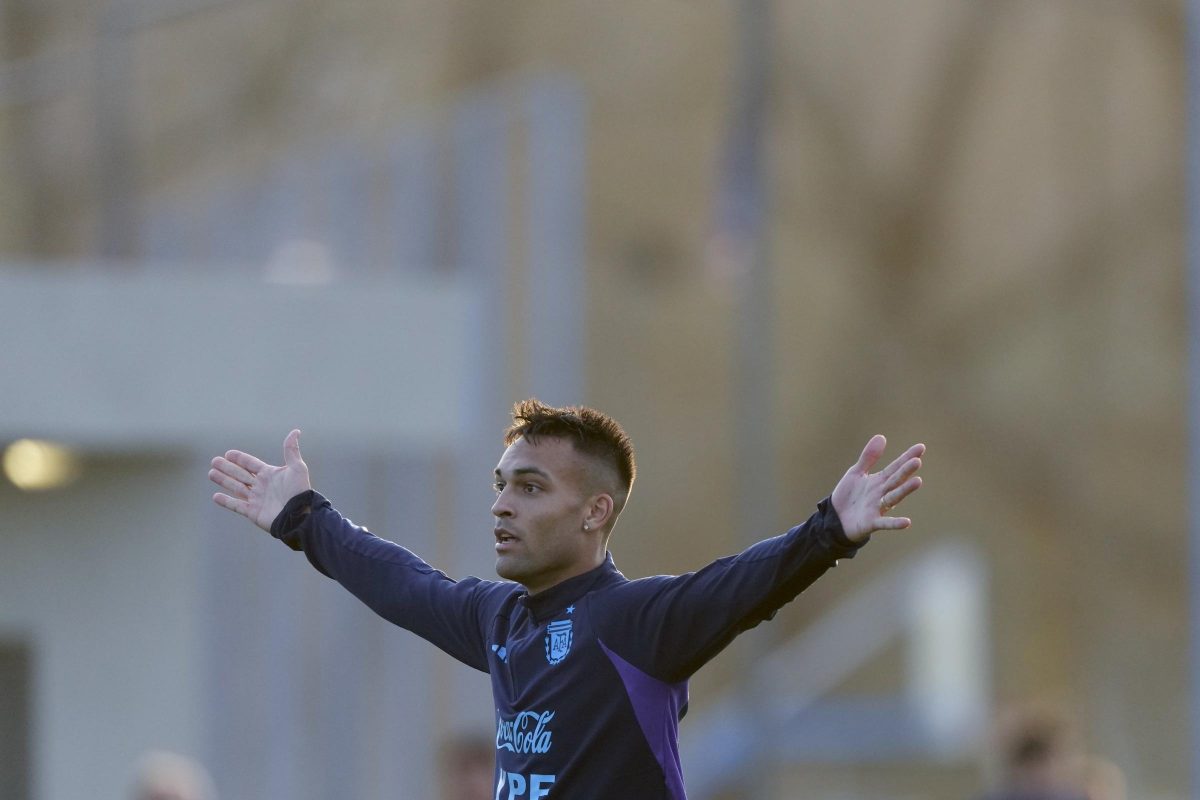 Lautaro Martienz durante un allenamento con l'Argentina