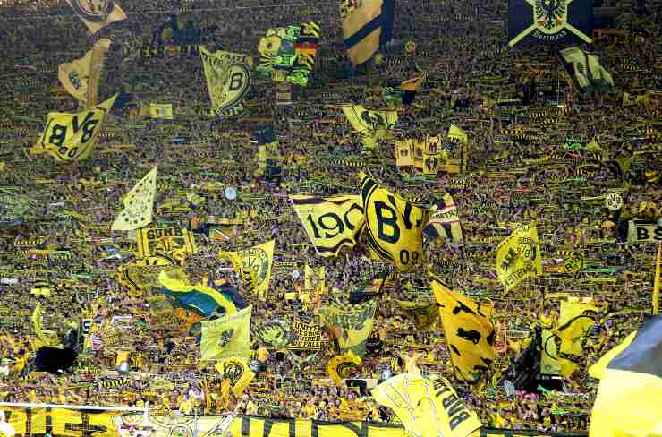 Il "Muro Giallo" dei tifosi del Borussia Dortmund. (ansa-tvplay) 