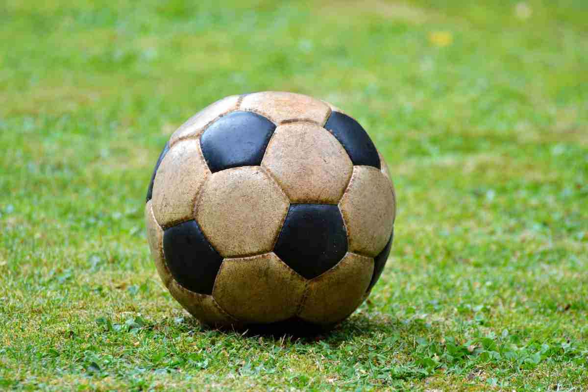 Pallone sul campo da gioco