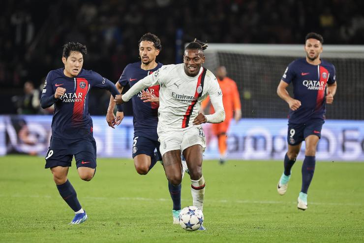 Rafael Leao inseguito dai giocatori del PSG. (ansa-tvplay) 