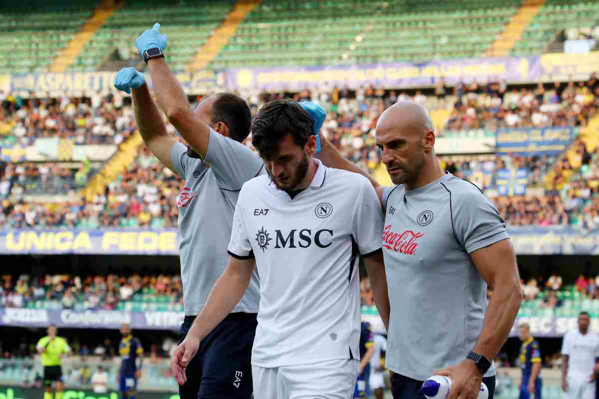 Kvaratskhelia lascia il campo per infortunio in Verona-Napoli