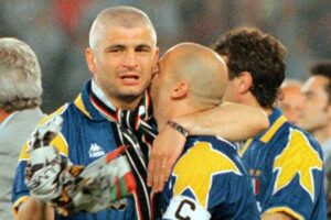 Fabrizio Ravanelli abbraccia Gianluca Vialli con la Coppa dei Campioni in mano