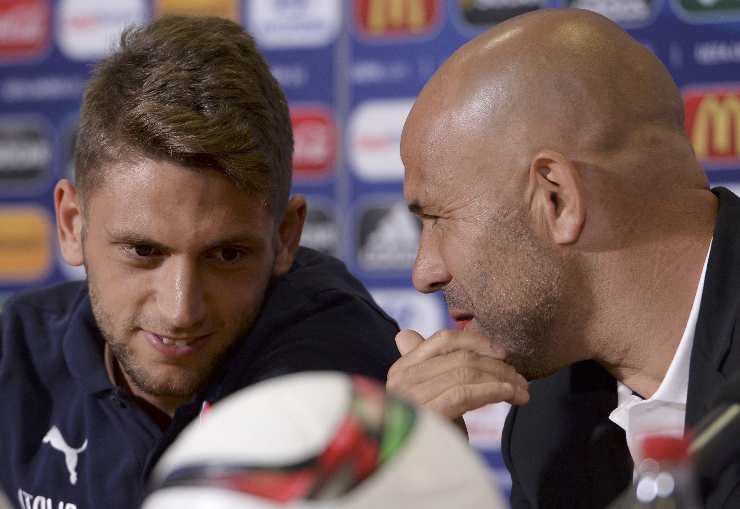 Berardi si avvicina per ascoltare Di Biagio