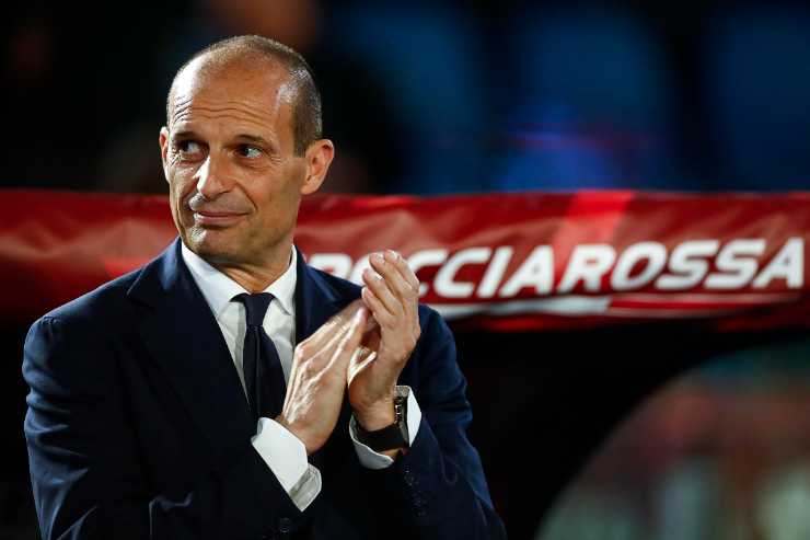 Max Allegri batte le mani in panchina