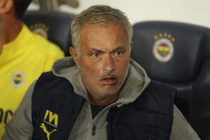 Mourinho si fa ammonire per una bizzarra provocazione all'arbitro