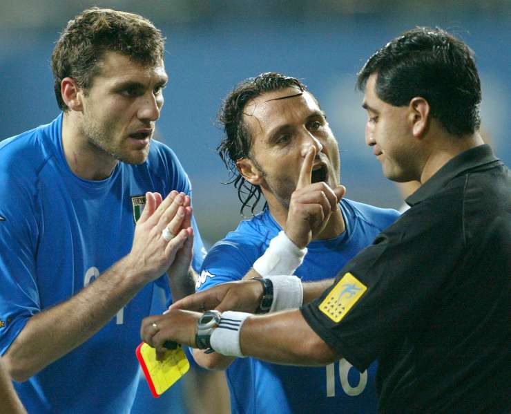 Vieri e Di Livio protestano contro l'arbitro Moreno