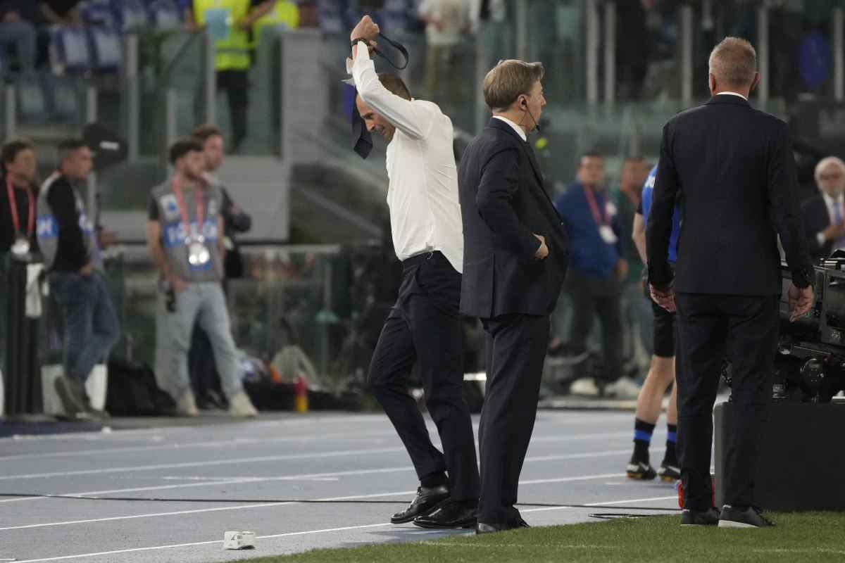 Allegri si toglie la cravatta