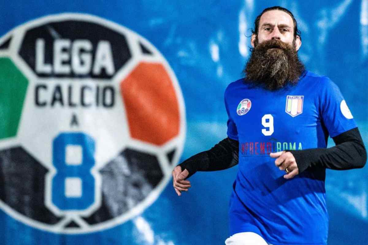 moscardelli corre in un campo da calcio a 8