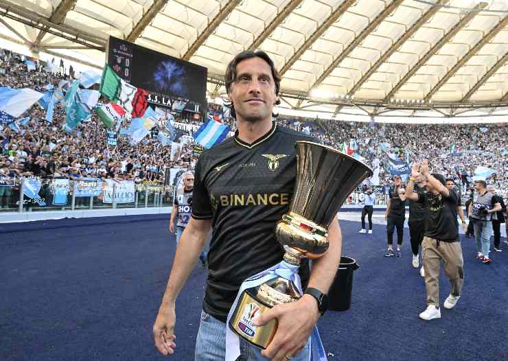 Stefano Mauri con la Coppa Italia sotto la curva dell'italia