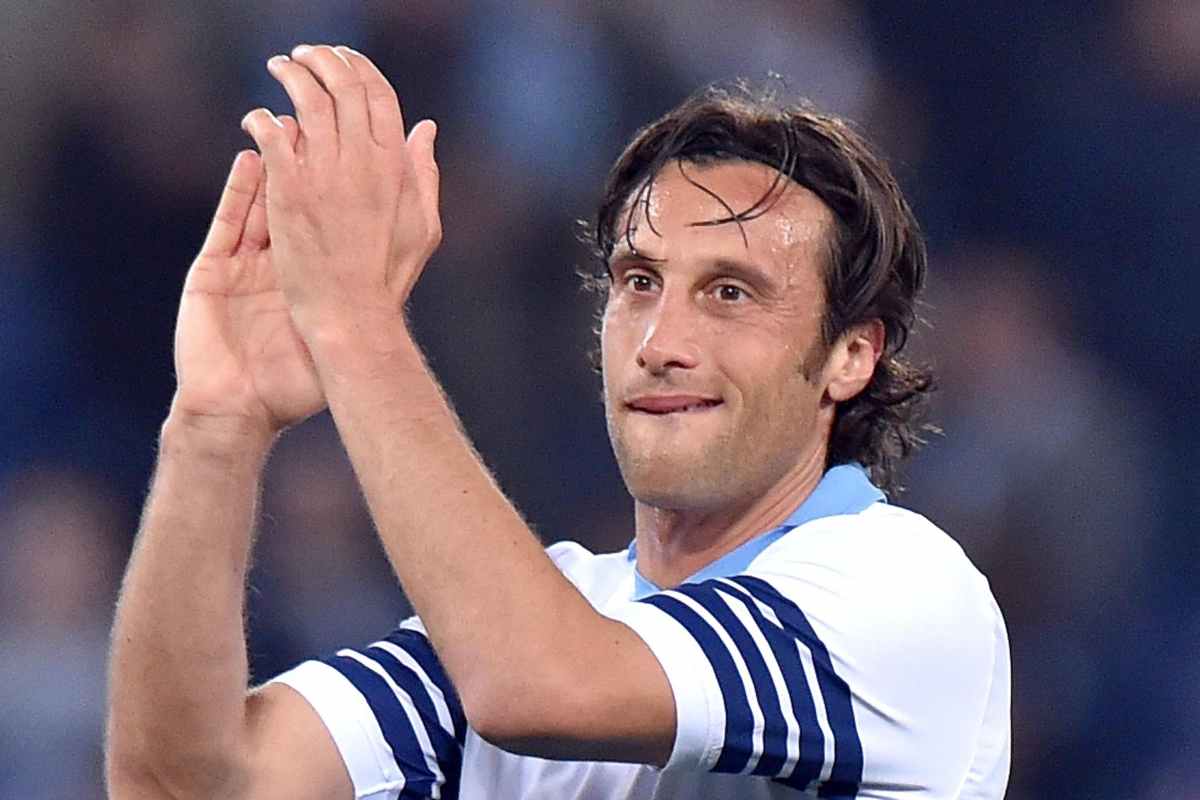 Stefano Mauri applaude i tifosi della Lazio