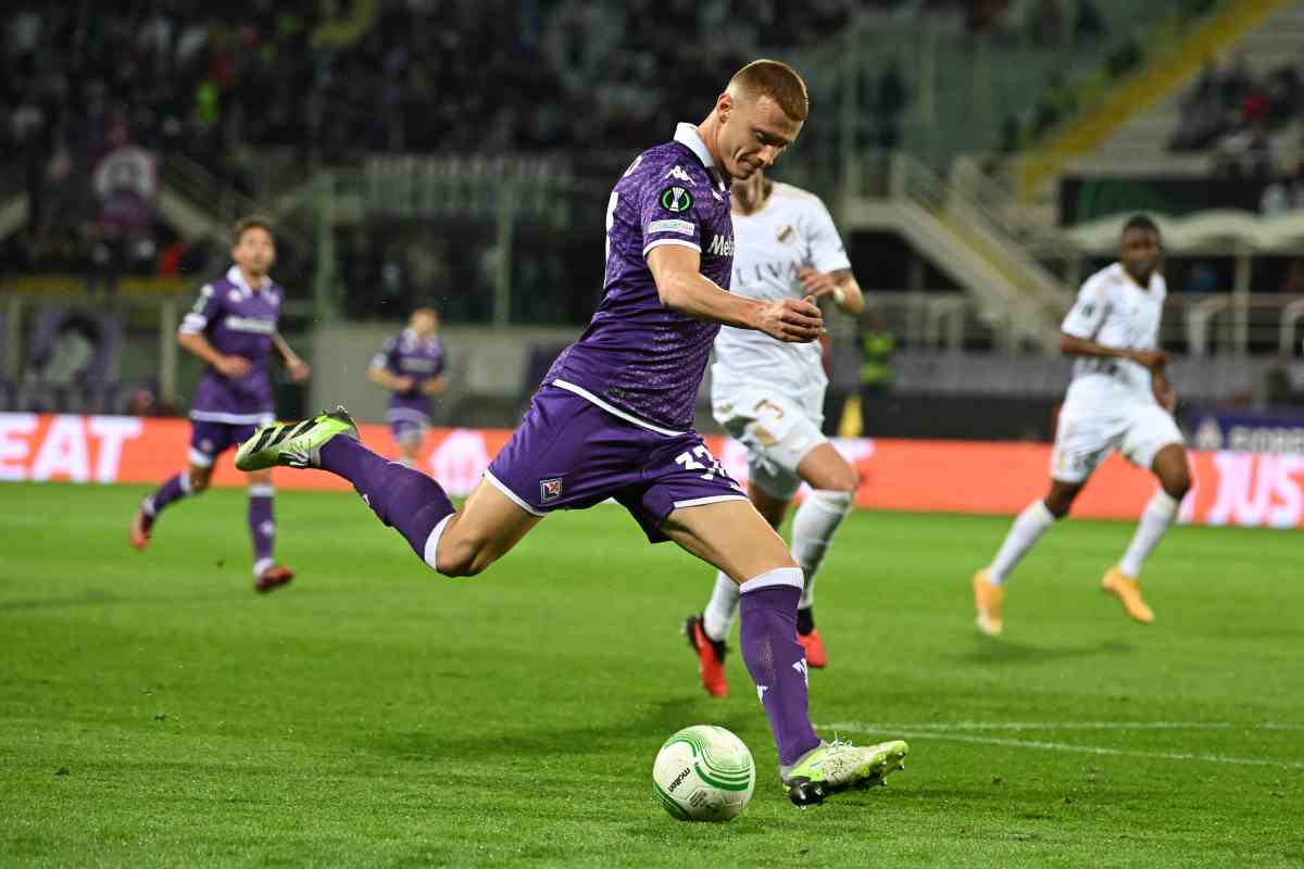 Comuzzo con la maglia della Fiorentina