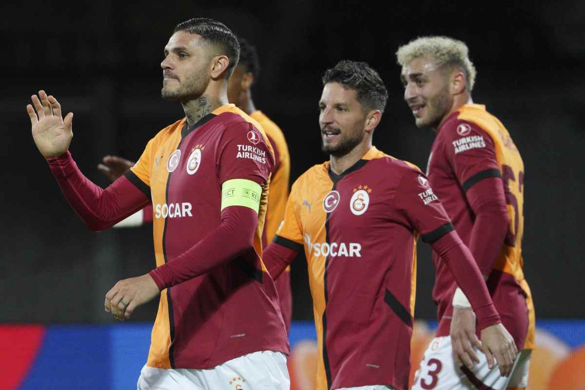 Icardi con i suoi compagni al Galatasaray