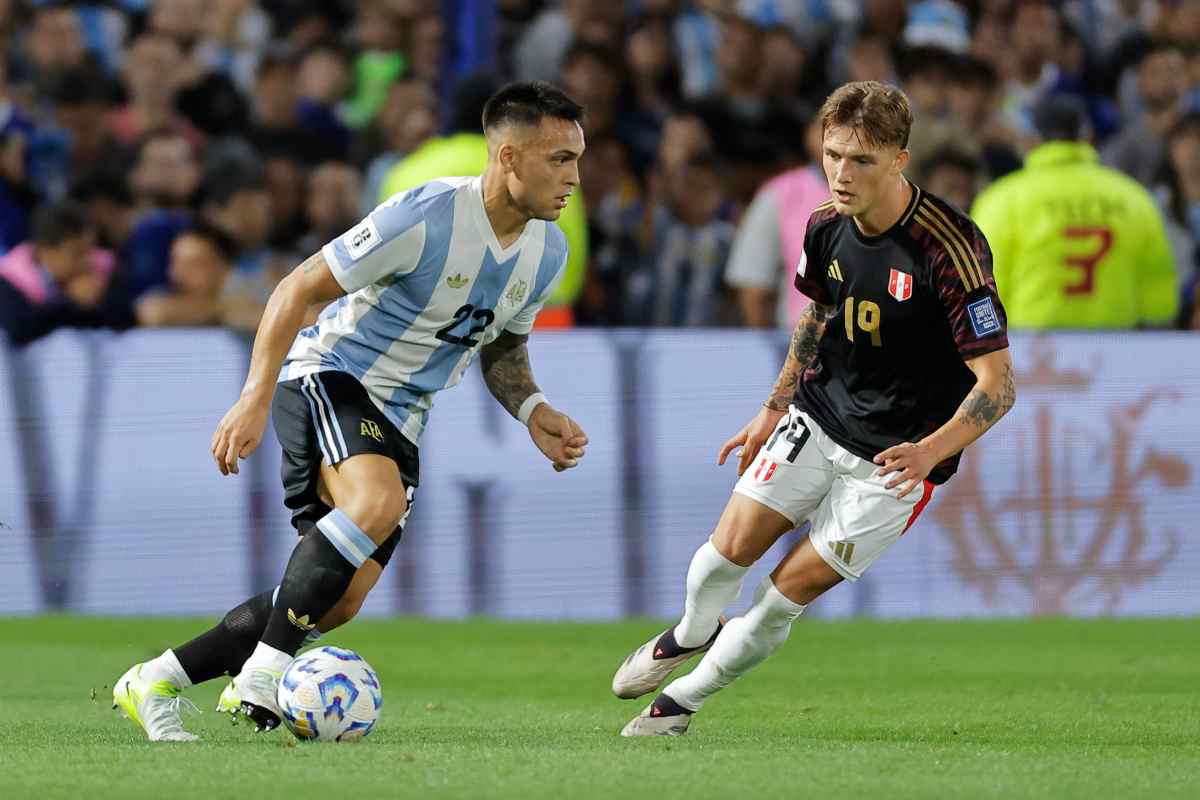 Lautaro Martinez con la maglia dell'Argentina