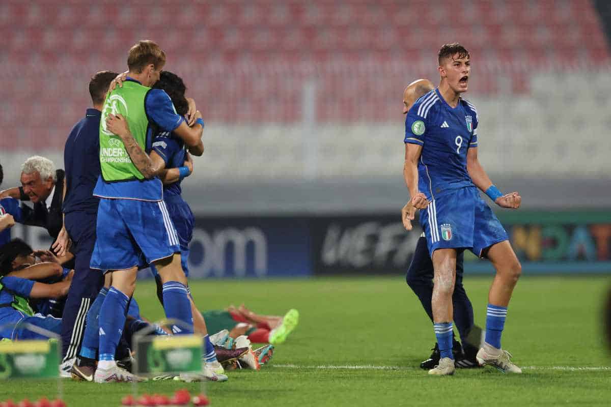 Pio Esposito con la maglia della Nazionale