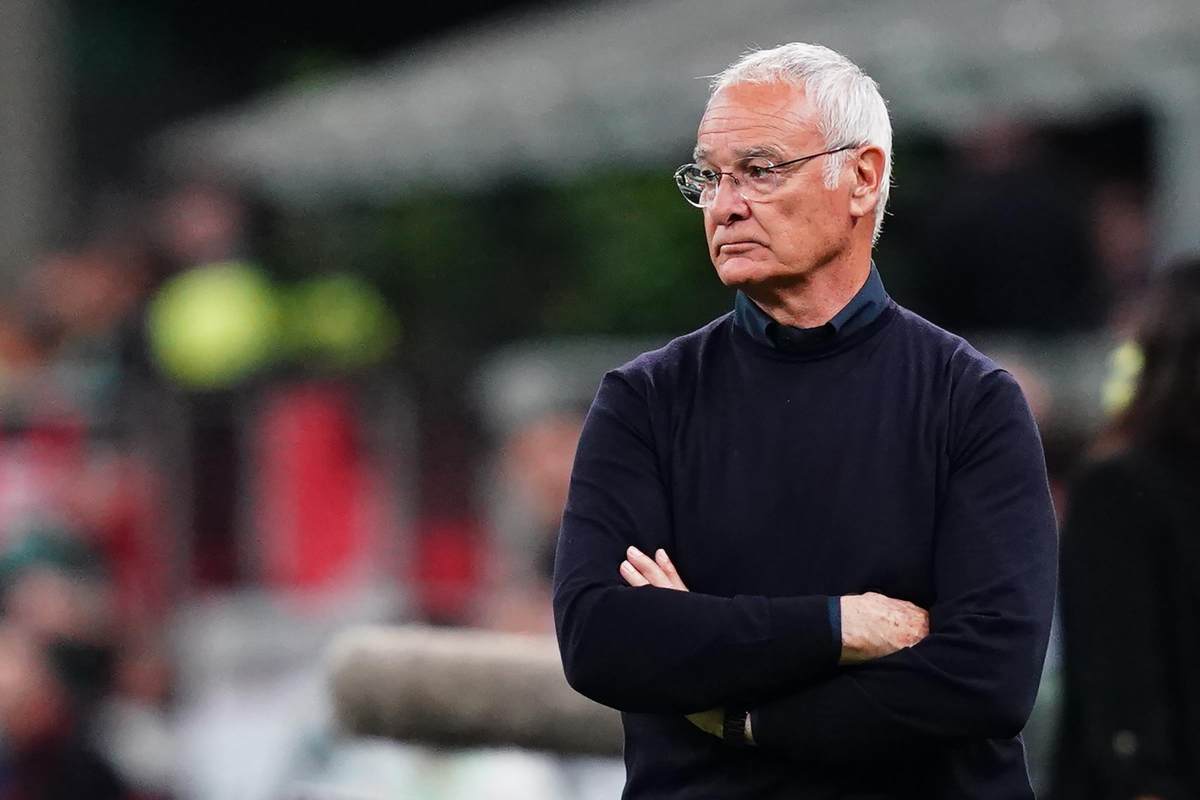 Ranieri osserva la partita