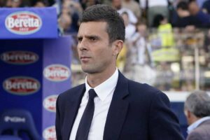 Thiago Motta osserva a bordo campo