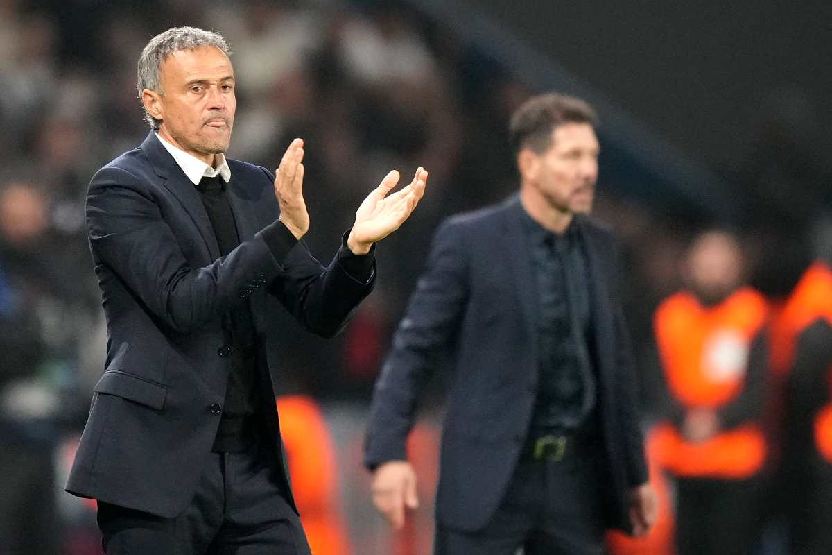 Luis Enrique applaude