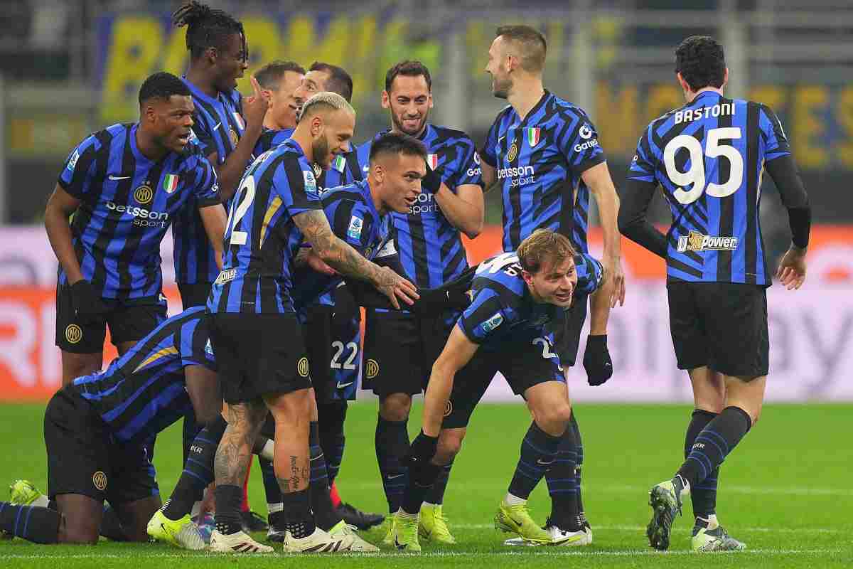 Barella festeggia il gol con i compagni