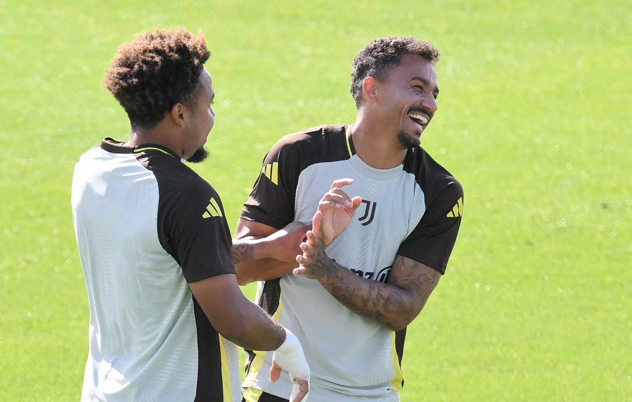 Danilo sorride con McKennie 