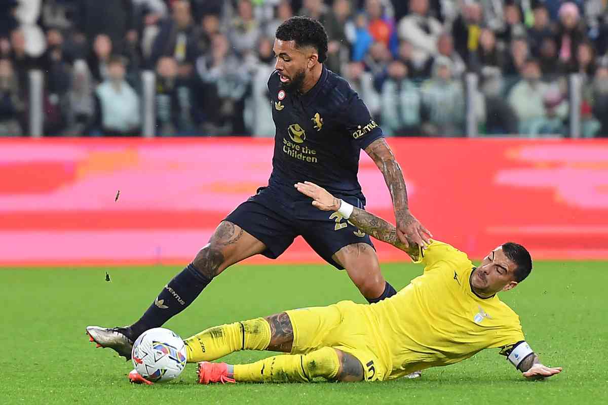 Douglas Luiz in campo