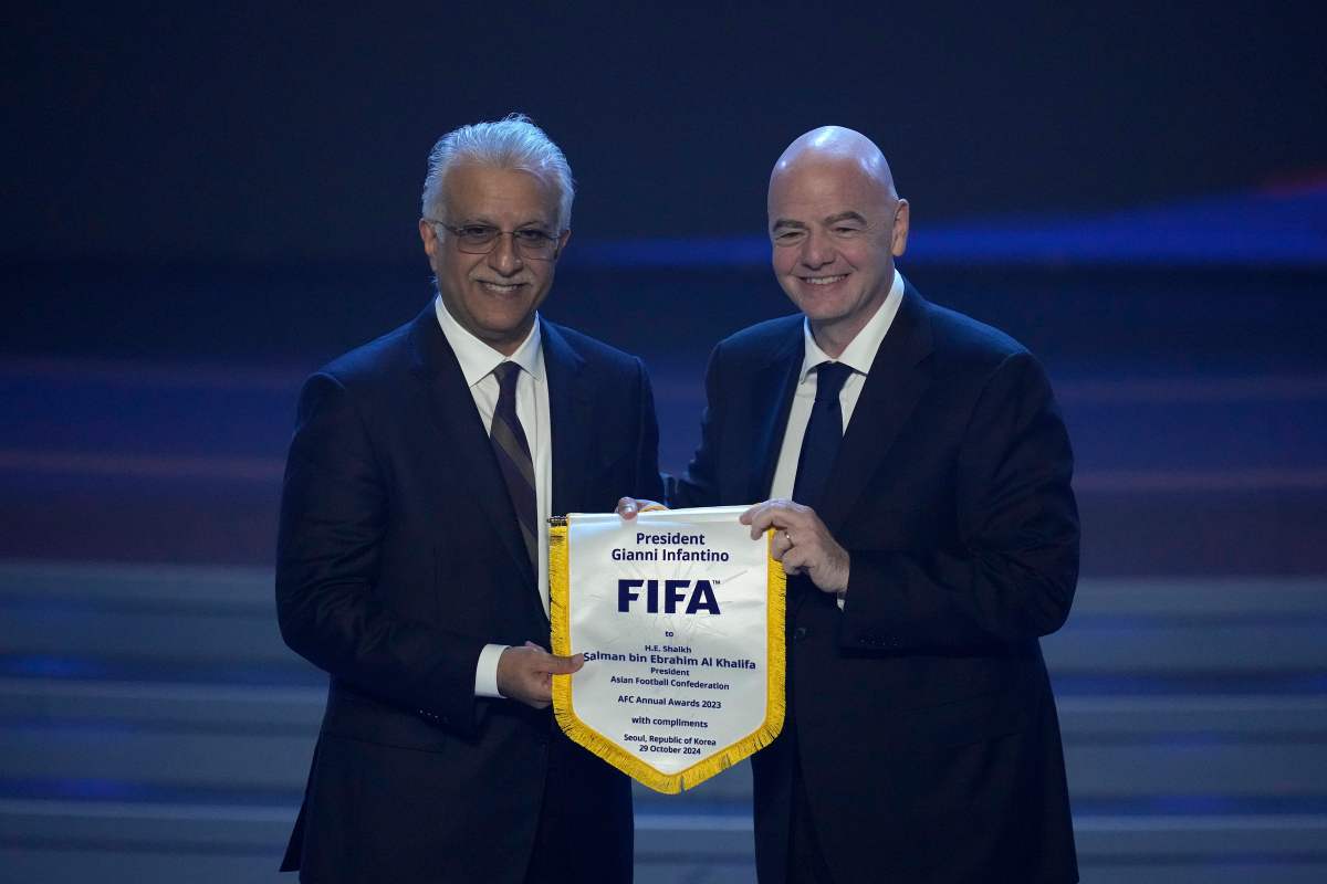 Infantino con stemma FIFA