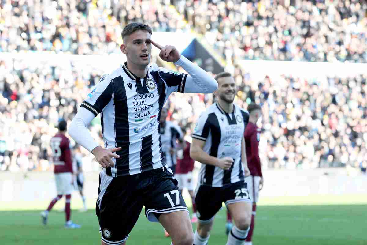 Lorenzo Lucca con la maglia dell'Udinese