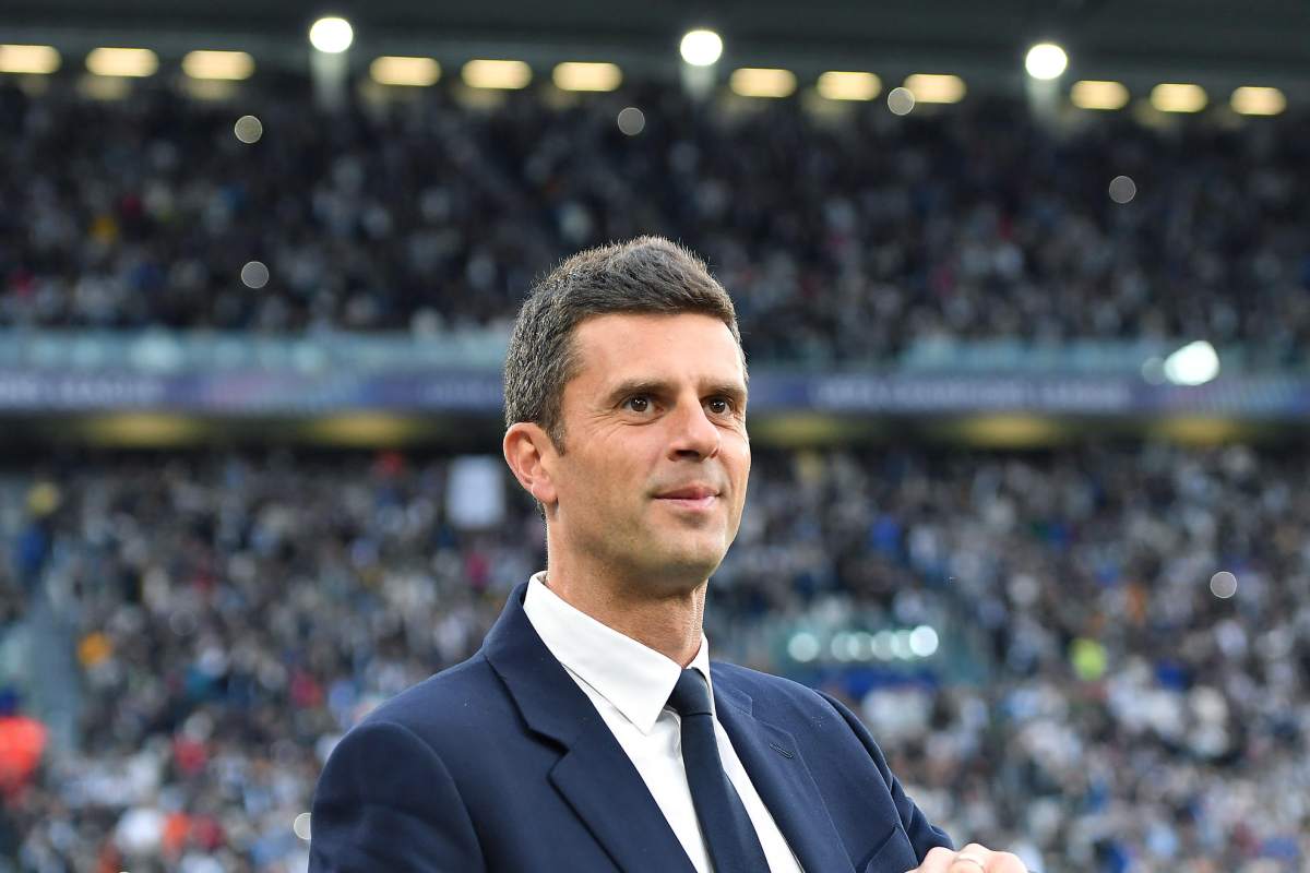 Thiago Motta sorride in panchina