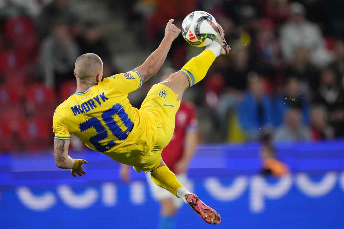 Mudryk calcia il pallone in rovesciata