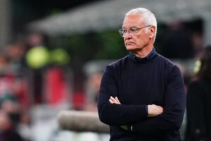 Ranieri osserva a bordo campo