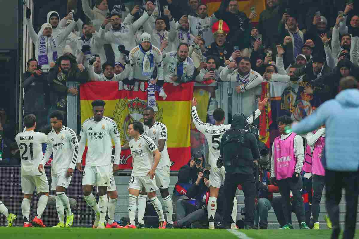 Il Real Madrid fa festa con i suoi tifosi