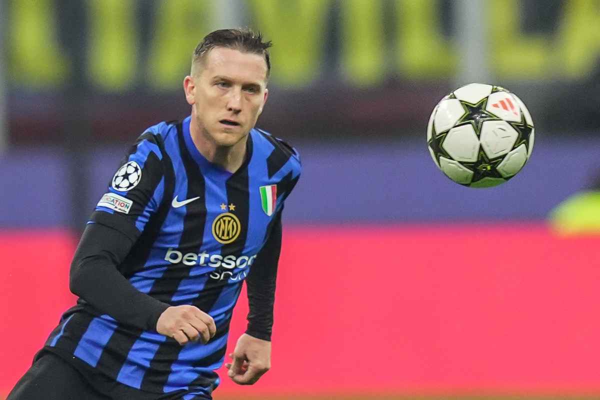 Zielinski guarda il pallone in campo