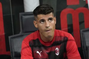 Morata osserva perplesso in panchina