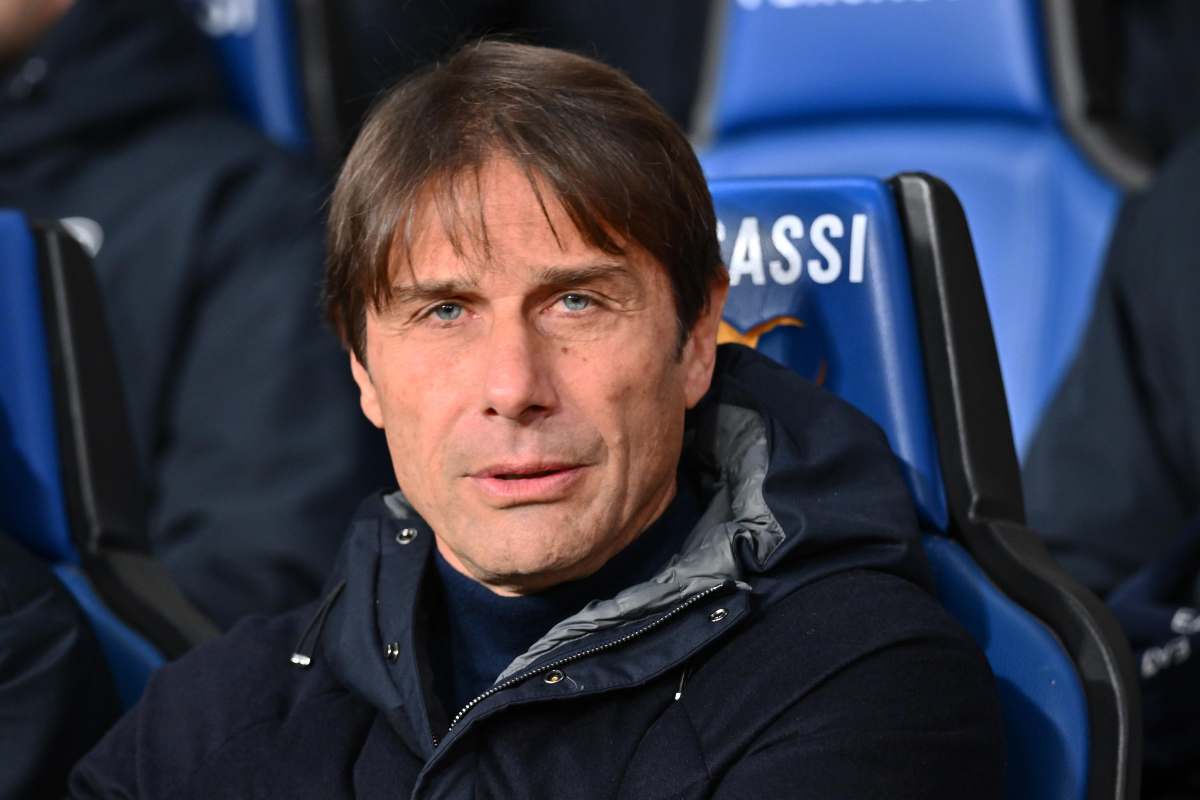 Antonio Conte seduto in panchina