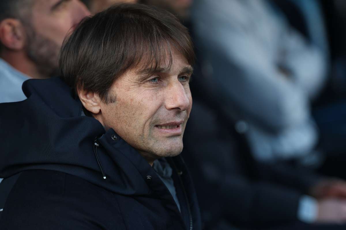 Antonio Conte osserva