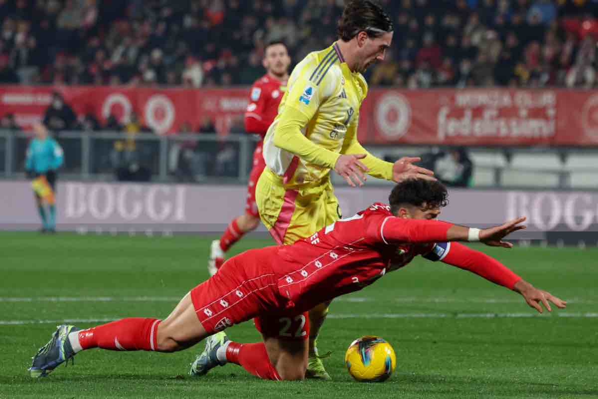 Vlahovic in azione con la Juve