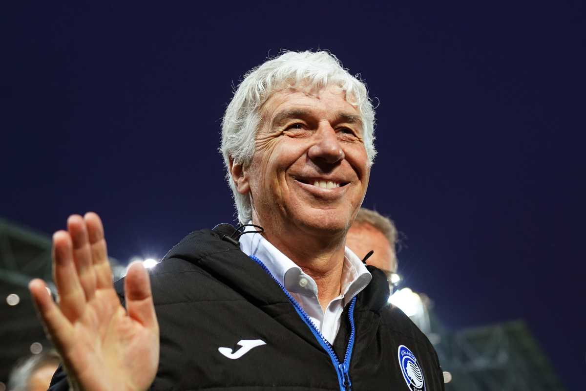 Gasperini saluta e sorride a bordo campo